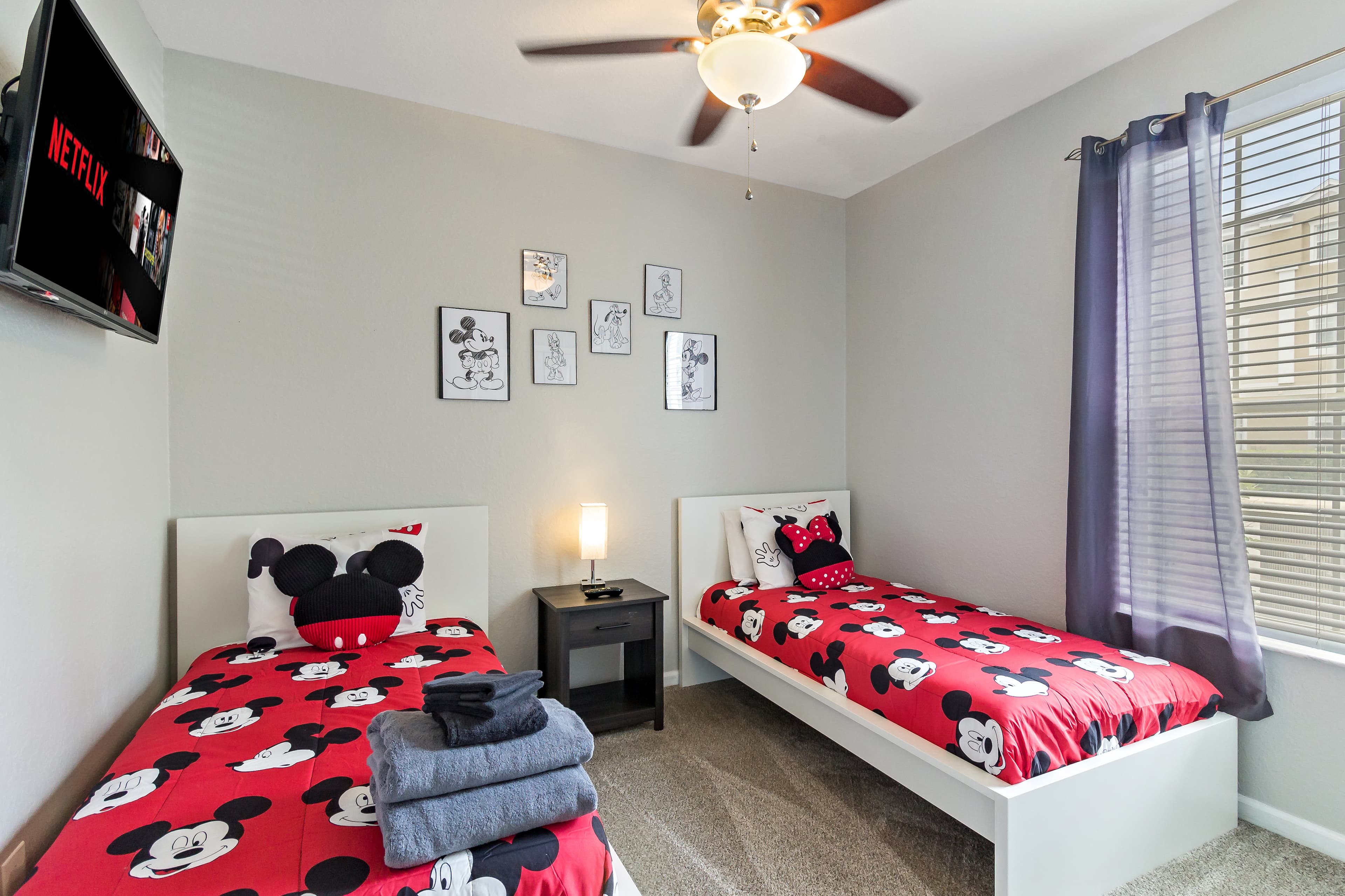 Ground Floor • King Bed • 14 min to Disney • Crockpot • 5 to Shop • Adjacent to Community Pool